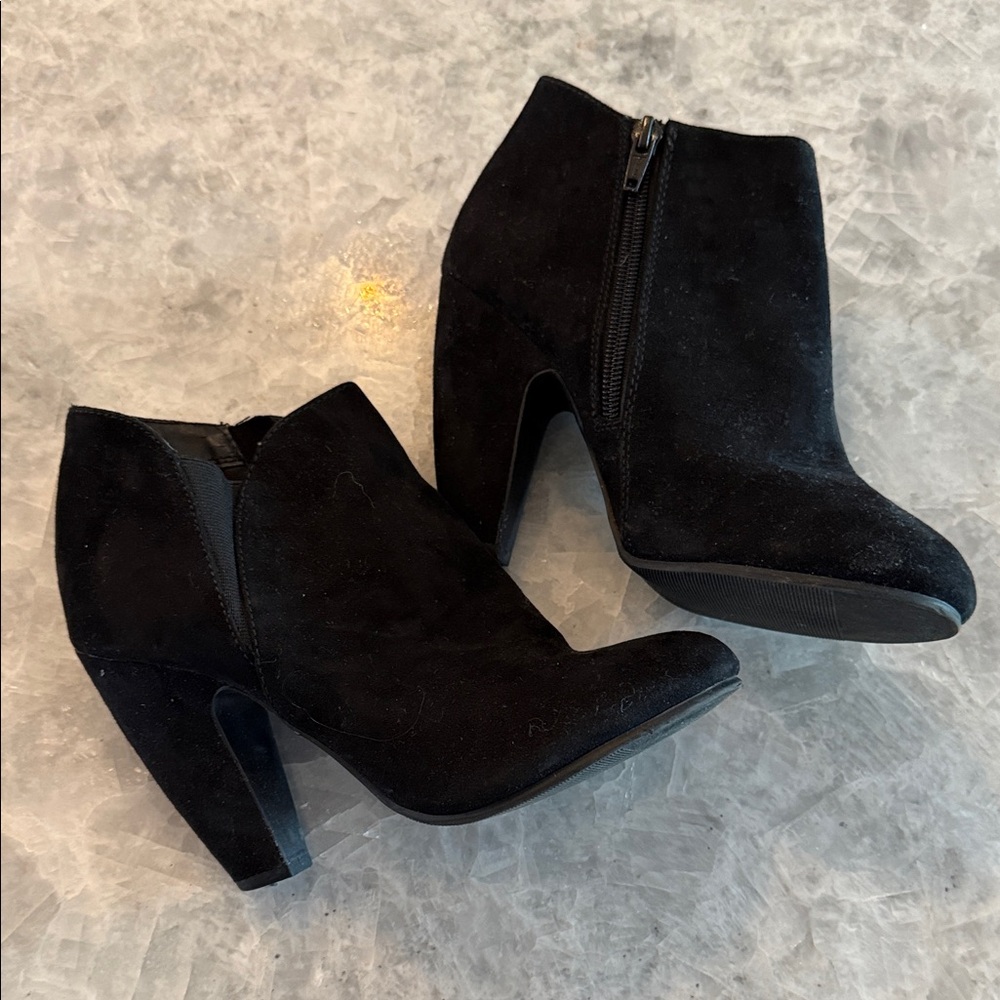 Elegant suede black heels